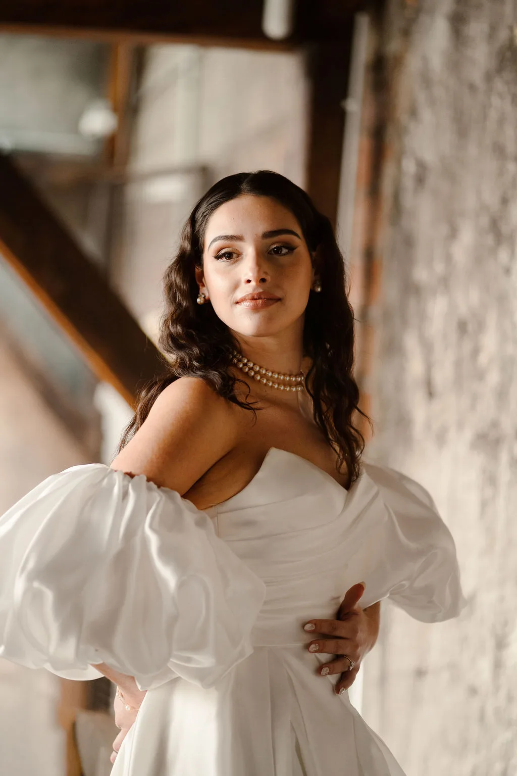 La mariée, sereine, se prépare