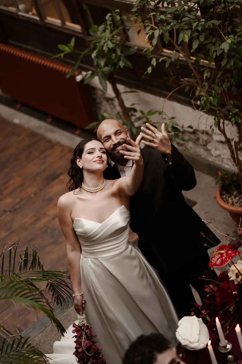 La mariée éclate de rire au milieu des invités