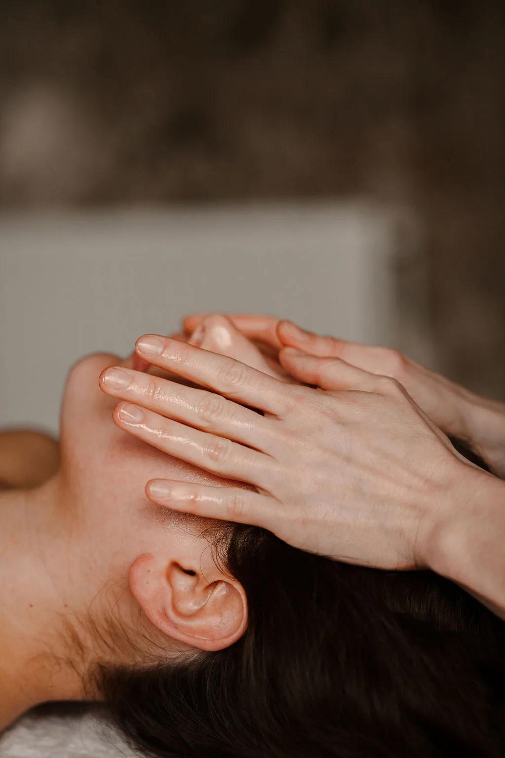 Des mains posées sur un visage apaisé