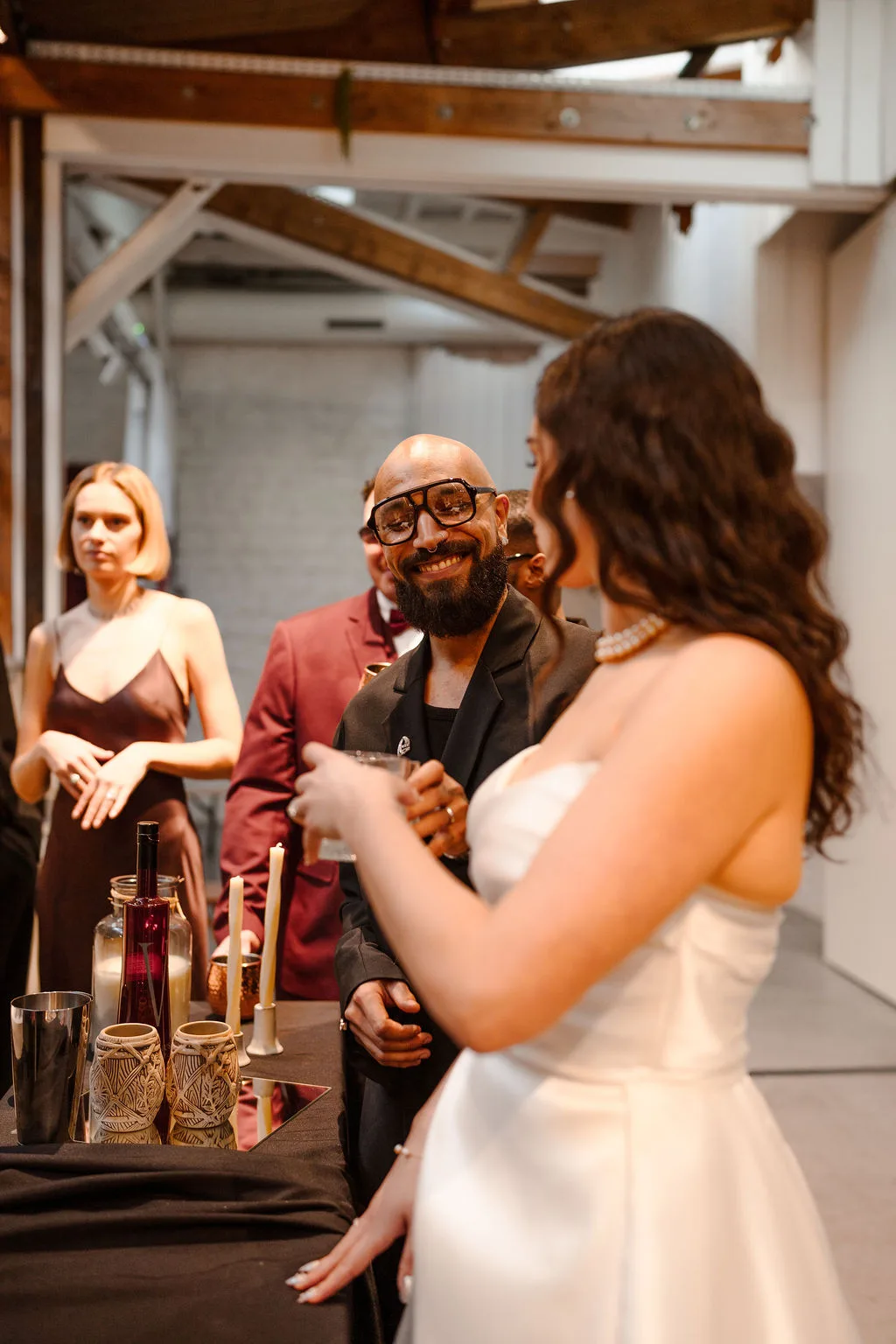 La mariée et ses invités trinquent au bar