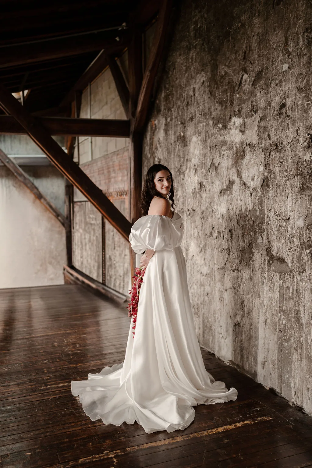 La mariée seule dans la lumière d'une fenêtre
