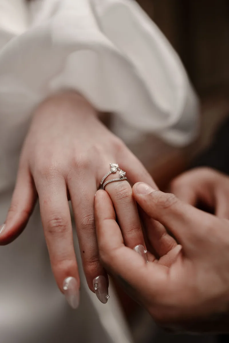 L'alliance glissée au doigt
